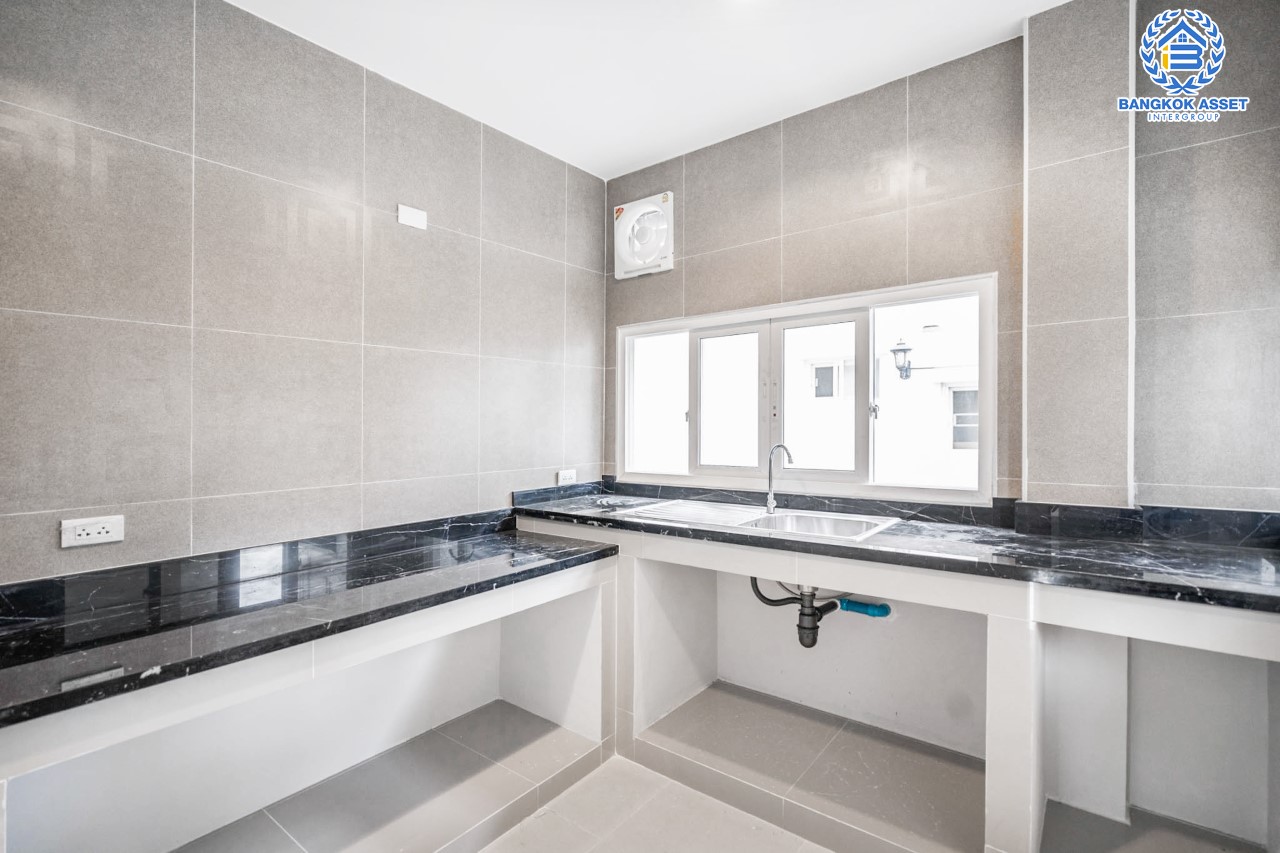 บ้านมือสองตกแต่งใหม่ คุณภาพแบรนด์ AP ม.เดอะเซนโทร รัตนาธิเบศร์-ราชพฤกษ์ หลังมุม ดีไซน์ Classic เนื้อที่ 58.2 ตร.ว. ฟังก์ชันจัดเต็ม 3 ห้องนอน 3 ห้องน้ำ จอดรถได้ 2 คัน บนทำเลศักยภาพ เชื่อมต่อหลายเส้นทางทั้ง ถ.ราชพฤกษ์ ,ถ.รัตนาธิเบศร์ และถ.กาญจนาภิเษก และเพียง 5 นาทีถึงรถไฟฟ้า "สถานีบางพลู"...